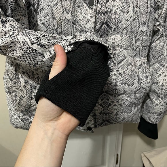 Varley Highland Puff Jacket Contrast Snake Women’s hooded puffer coat size small - Picture 13 of 13